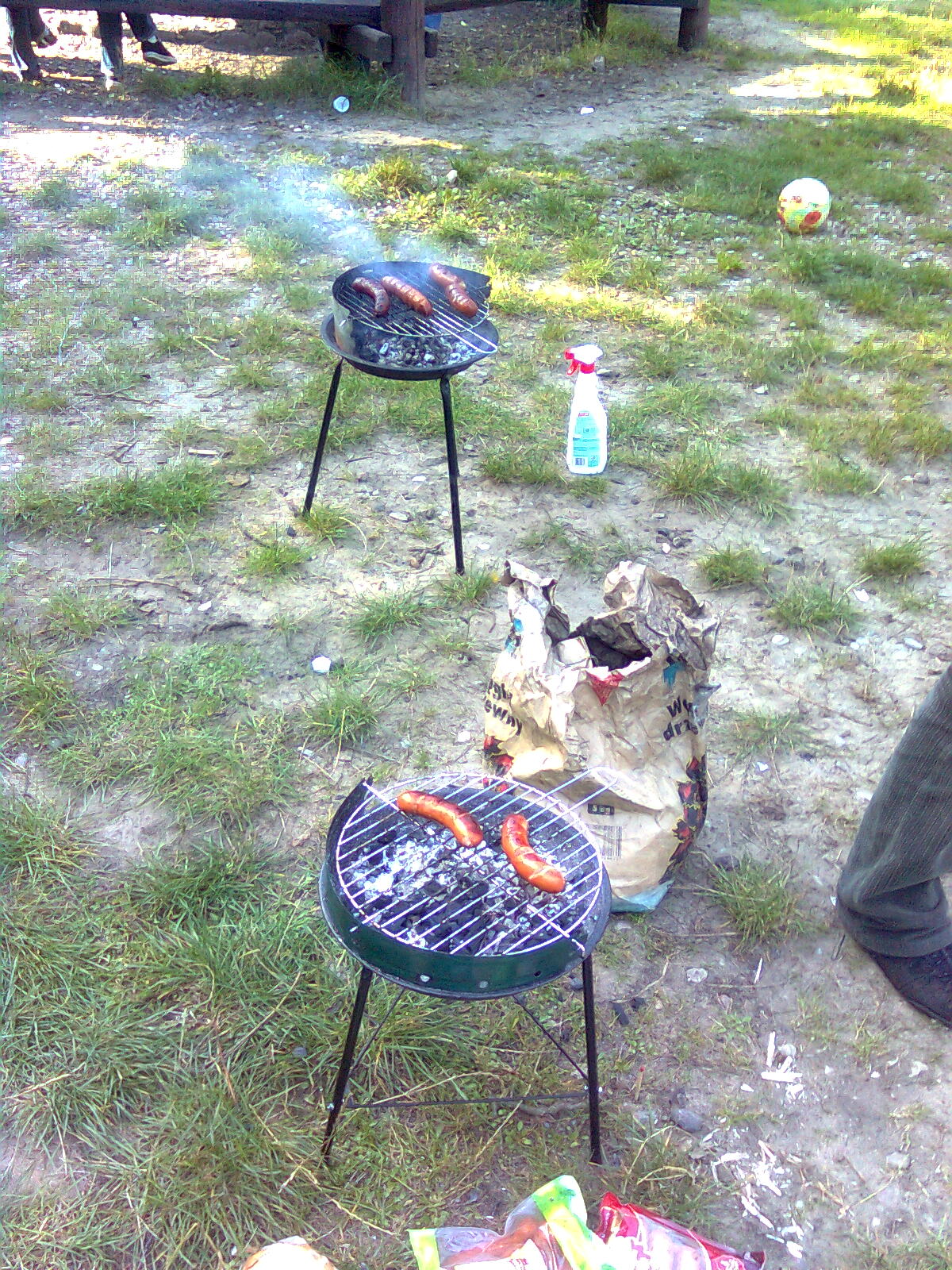 Od dołu:
<br />grill mój (ten z dwiema kiełbaskami), wyżej kolegi MatekLobez