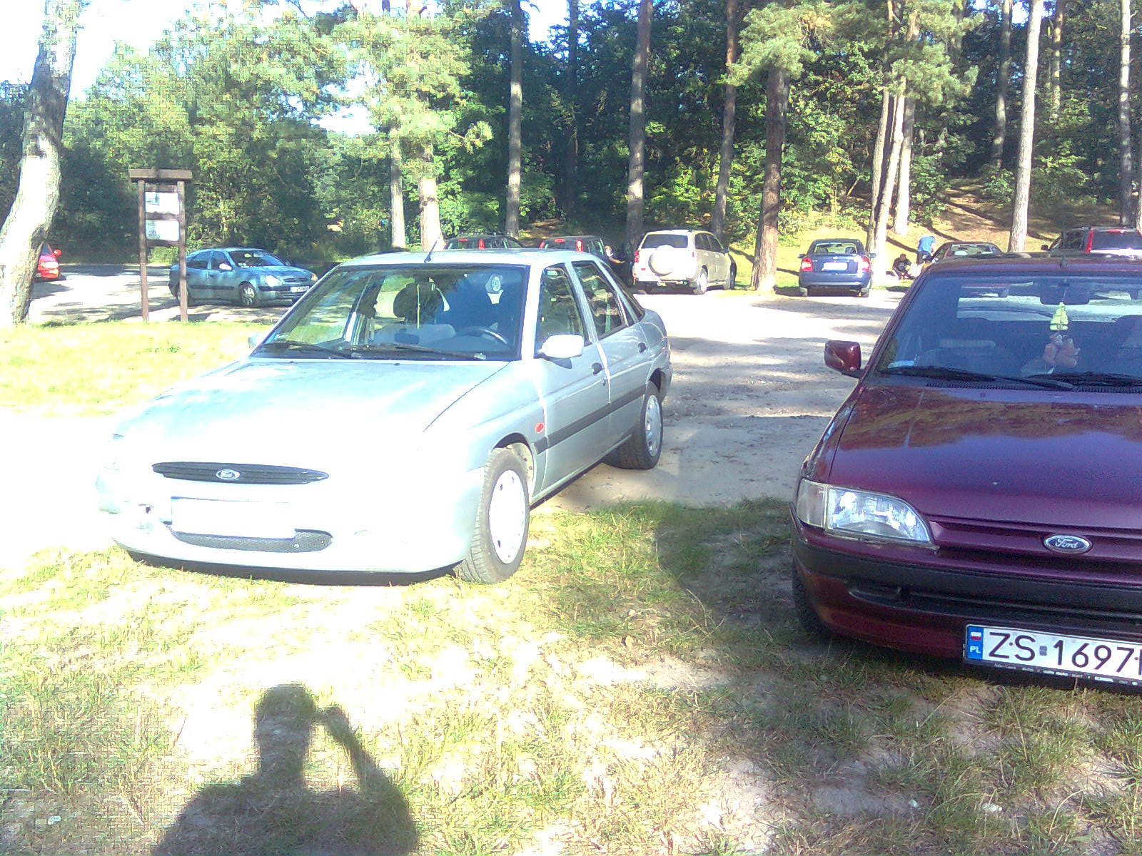 lewa:
<br />furasia Pauli i jakieś obce auto