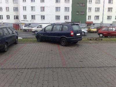 tyl przesuniety, auto stalo prostopadle