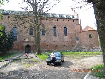 przed zamkiem w Barcianach :)