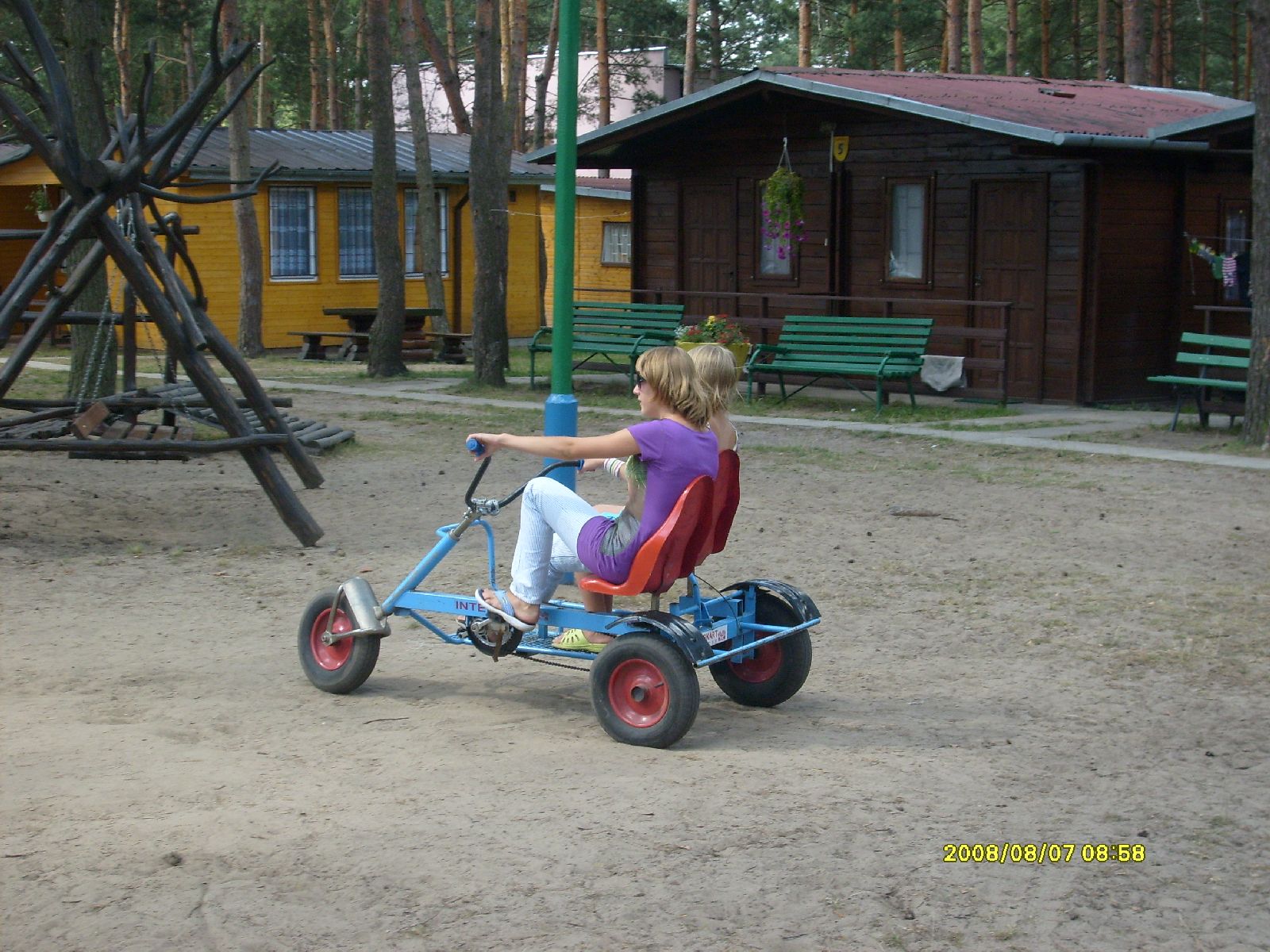 Rzut okiem na ośrodek. Na pierwszym planie córki...