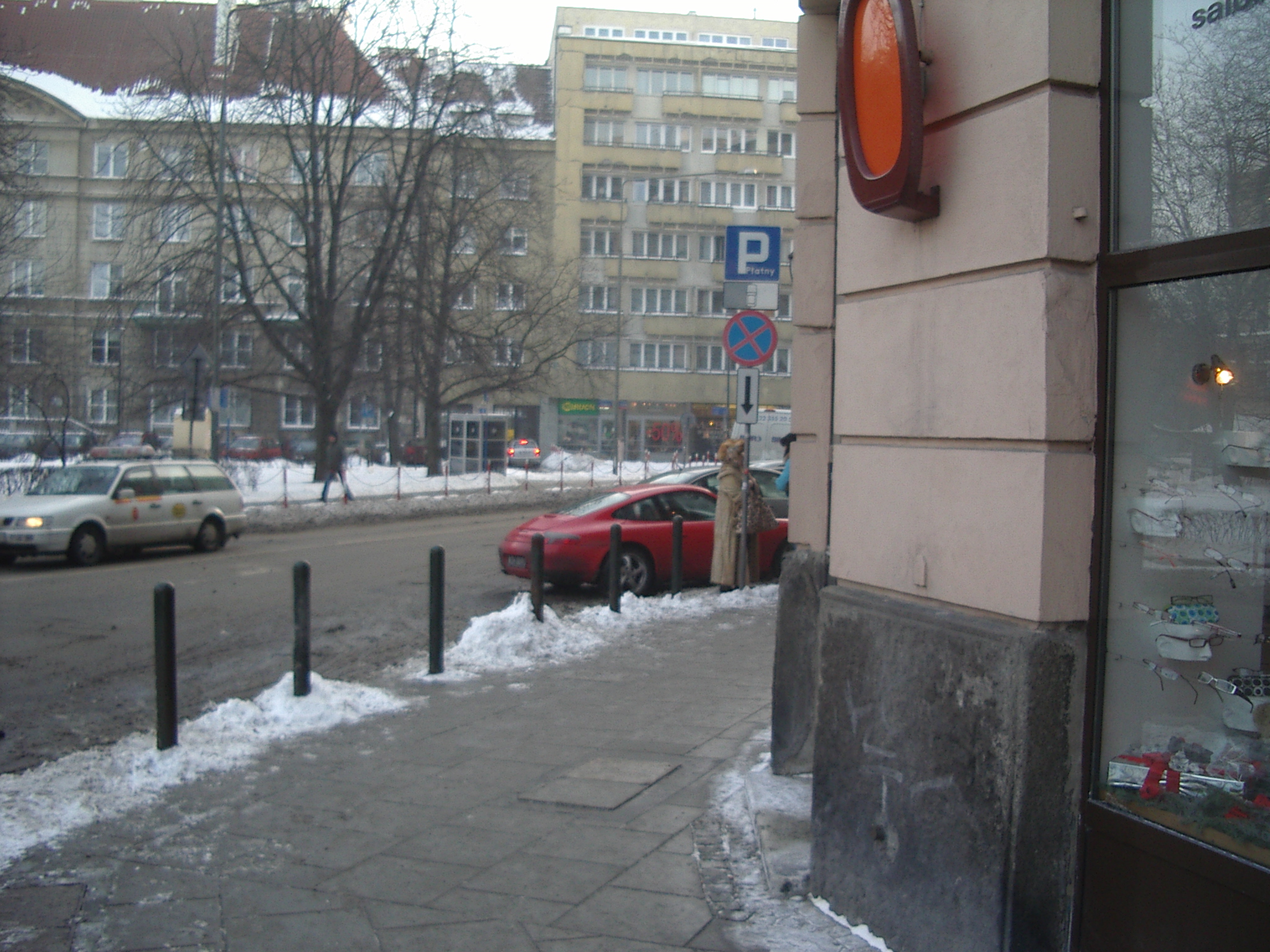 Zgadnijcie jak się nazywa ta kobieta. Choć chyba samochód zdradzi tę zagadkę...