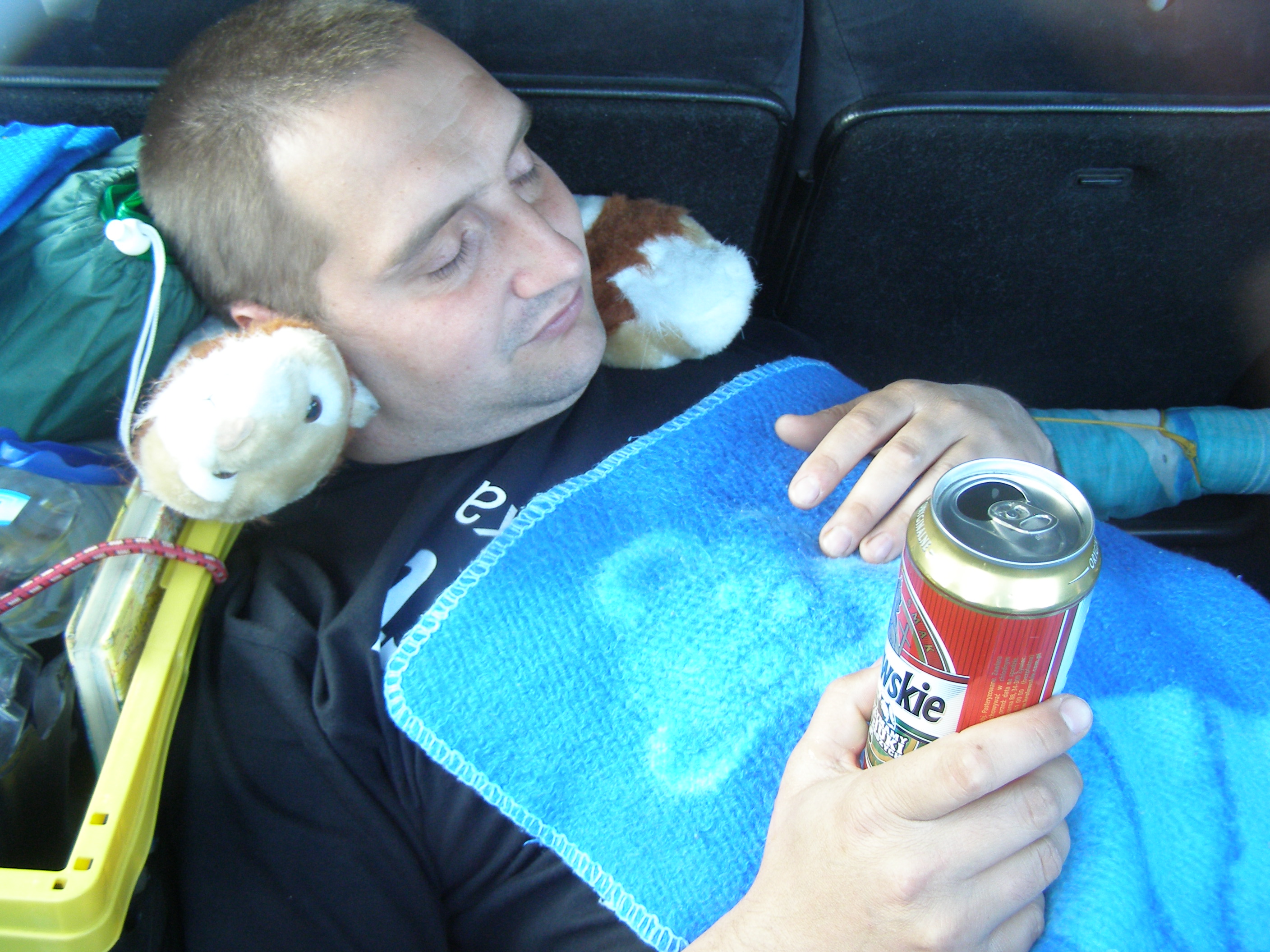 Dziecko w bagażniku :)