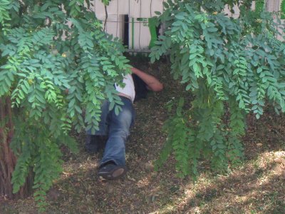 Zdjęcia pracownika w dużym odstępie czasowym ( 14 a 18 godzina )a on nadal  garuje