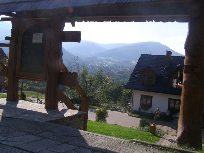 Ustroń Zawodzie. Widok na fragment panoramy miasta od strony hoteli, tych, które są symbolem Ustronia. Umiejscowione na stokach ostrosłupy, które często spotyka się na widokówkach, prasie i w telewizji gdy pokazują to miasto.