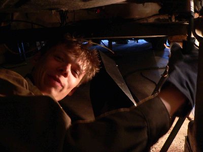 trzeba wejsc pod autko