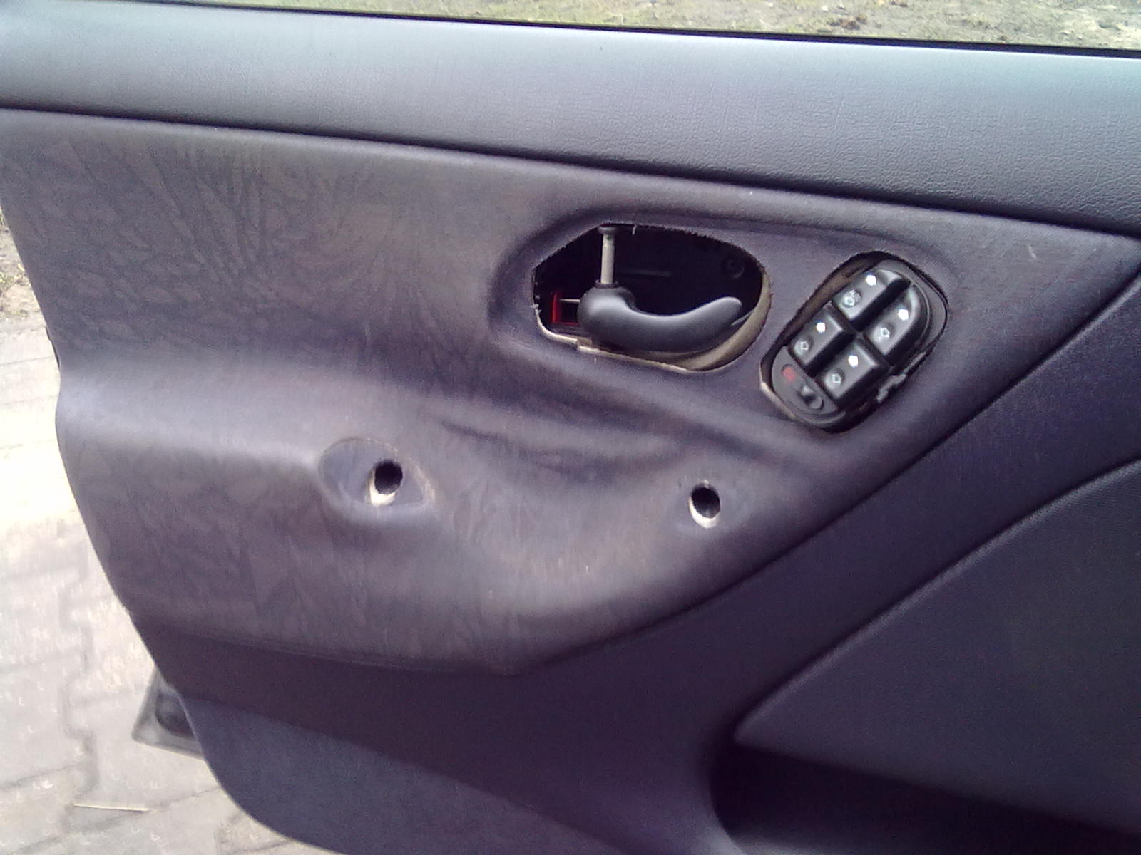 boczek ściągamy od lewej przy czy odciągamy lekko od dołu i unosimy do góry,musi puścić na zaczepach.