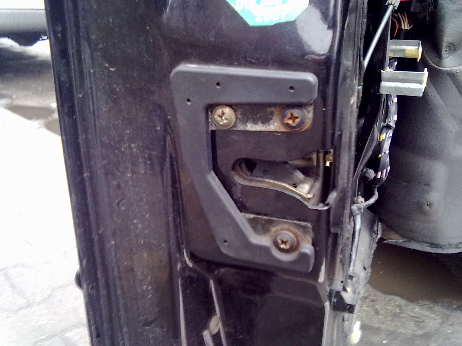 popuścić trzy śrubki,żeby był luz.