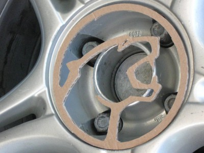 Mati dostał kartonowe dekielki do Cougara