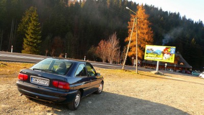 Fordzik na tle karczmy :-) w jesiennym plenerze ..