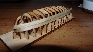 długa łódź podczas budowy