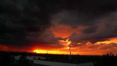 Czasem można na ładne chmurki popatrzeć i zachód w tym wydaniu z burzą za mną i deszczem z boku