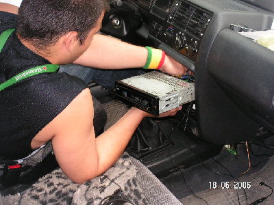 RADYJKO WYJĘTE TERAZ TYLKO TRZEBA ZNALEŚĆ KUPCA ŻEBY MóC ZATANKOWAĆ ESCORCIKA :)