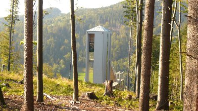 Skocznia widoczna z szlaku. Niestety od strony szlaku nie da się do niej dostać jest ogrodzona i ma bramę :-(