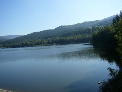 Jezioro jest dość duże i trochę trwa jego obejście do tego zapora