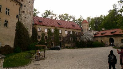 A na dziedzińcu pierwszym w zamku na Piaskowej Skale co stoi ?? Essi !! :-D