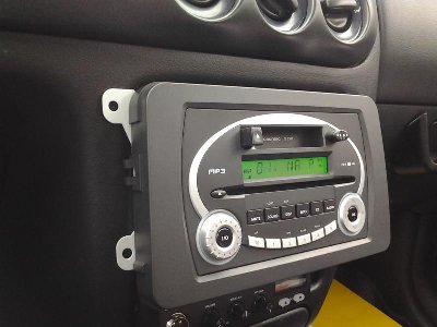 W tym przypadku musiałbym mocowania skrócić tak by schowały się pod ramką. A także wyciąć blachę z szyny która prowadzi stare fordowskie radio u góry (przeszkadza by ramka dolegała idealnie bez szczelin).