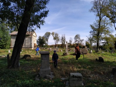 Dawny cmentarz katolicki w Czerwonogradzie z kryptrą rodziny Wiśniewskich, poprzednim właścicielem Czerwonogradu była rodzina Potockich.