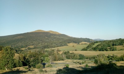 Widok na Połoninę Caryńska, a w oddali na Tarnicę w polskich Bieszczadach