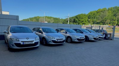 To nie bylo ustawiane, klienci tak postawili auta.