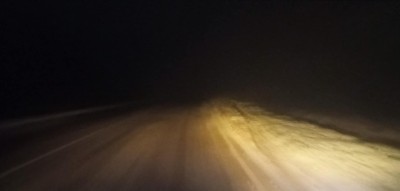 Takie realia drogowe zastały po przekroczeniu przełęczy Użockiej (Ukraina). Widoczność na 10-15 m i zamieć śnieżna. Było ciekawie ale lubię takie przeżycia. Na pewno zapamiętam to na długo:)