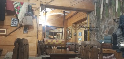 Stylowa koliba w scenerii skansenowej (Jablonica)