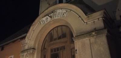 Prześwitujące napisy niemieckie na budynku dawnej stacji kolejowej Golczewo