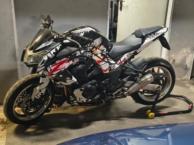 Już bez naklejek i bez plastików, w większości uszkodzone choć na pierwszy rzut oka nie widać. Chyba coś z niego będzie. Zbiornik do prostowania i malowania, dekle silnika do wymiany i jakieś tam inne pierdoły.