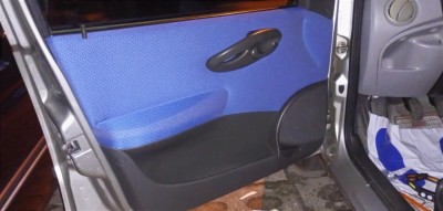 Nowy boczek przyozdabiający zmontowane dobrze drzwi