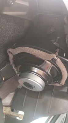 Nowe większe niż fabrycznie głośniki w półki przy bagażniku