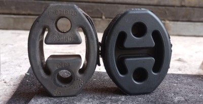 Różnica między starym a nowym wieszakiem wydechu