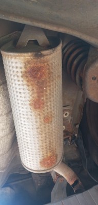 Stary sfatygowany wydech który hamował swobodny wyrzut spalin