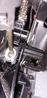 Rozpinanie siłownika pompy sprzęgła od strony kabiny