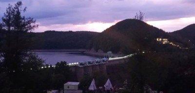 Zapora wodna Solina z wieczora