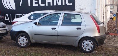 Punto z zauważalnie odciążonym przodem, znak że się dzieje