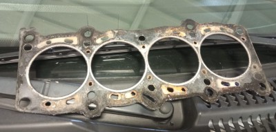 Zdjęta uszczelka głowicy która puszczała z dwóch obszarów