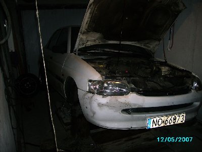 zderzak też posklejany, ale będzie inny, już mam z halogenami, tylko pomalowac i wstawić...