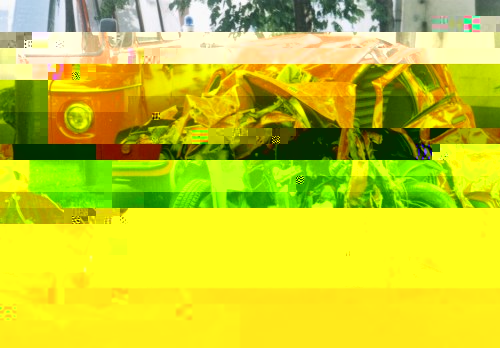 Jak widać po uszkodzeniach auto zderzyło sie czołowo z innym obiektem z dużą prędkością. Kierowca oraz pasażer Fiata Seicento zginęli na miejscu. Karoserie samochodu trzeba było rozcinać żeby wyjąć pasażerów.