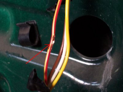 podłączyłem sie do zasilania na centralny zamek kabel czerwony z żółtym paskiem (stały prąd)