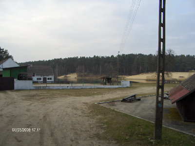 wejscie prowadzace do jeziorka
