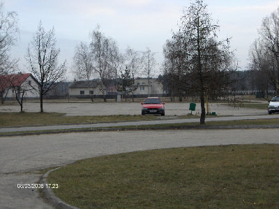 droga dojazdowa, parking przed osrodkiem (pewnie i tak bedziemy mogli wjechac na teren osrodka) i moje auto :P
