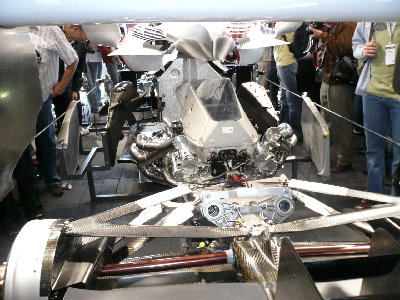 Fajna sprawa Bolid rozebrany był czesciowo i mozna było go Pomacac :)