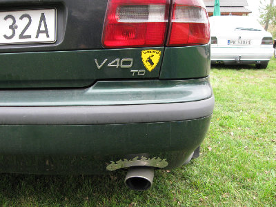 To jest wóz kolegi - niestety nie Es tylko INNA MARKA . Wóz po tuningu (Łoś tuning) - każda nalepka dodaje 10 kucy - a nalepki są trzy . :)