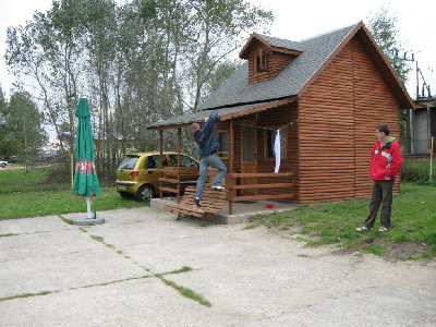 Ten daszek jest magiczny - zawsze ktoś na niego włazi :)