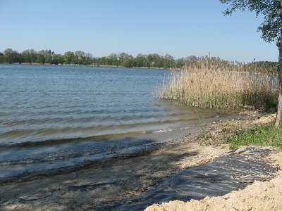 Plaża - prawa strona - do 15 maja będzie skończona - czysty piasek pod piaskiem folia , żeby nie zarastało trawą