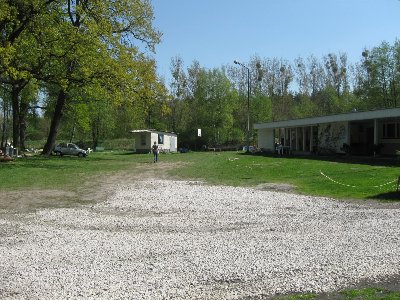 Plac przy recepcji - widok z parkingu