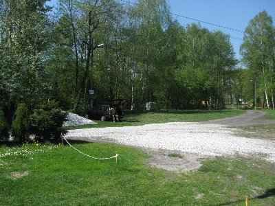 widok z recepcji na parking