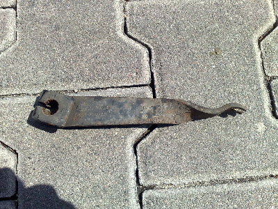 na dole zdjecia jest przod auta (wyobrazcie sobie), lapa wykrzywila sie w strone kabiny, w ta strone ktora sie ciagnie linka. Oczywiscie wykrzywienie jest wina pekniecia