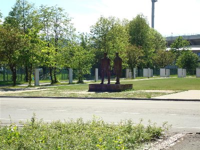 W tle widac korty i stadion