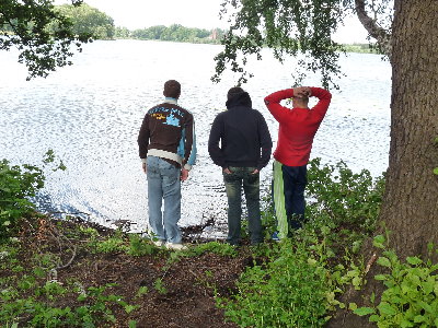 P1010714.JPG (2.5 MiB) Przejrzano 398 razy Tak zegnalismy nasza piłke :( która odpłyneła na srodek jeziorka .